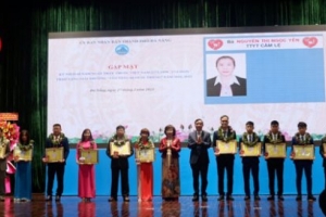 Đà Nẵng trao giải thưởng “Tỏa sáng Blouse trắng” cho 39 y, bác sĩ, nhân viên y tế