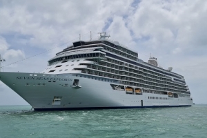 Tàu Seven Seas Explorer chở 637 khách quốc tế cập cảng Nha Trang