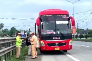 Trạm CSGT Cửa Ô Hòa Phước phát hiện xe khách nghi sử dụng tem kiểm định giả