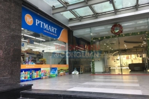 Hệ thống siêu thị PT MART bán hàng không có tem nhãn phụ, thực phẩm “trắng” thông tin, Quản lí thị trường đang tiến hành kiểm tra