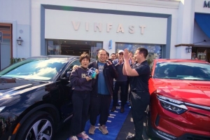 Khách hàng Mỹ háo hức nhận bàn giao xe VinFast VF 8