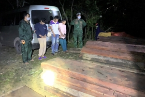 Phát hiện 28 phách gỗ cỡ lớn không rõ nguồn gốc được vận chuyển trên xe ô tô 16 chỗ
