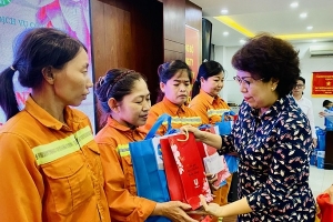 Trao quà cho nữ công nhân, phụ nữ có hoàn cảnh khó khăn nhân dịp 08/03
