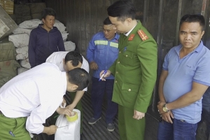 Bắt giữ xe chở 17 tấn thực phẩm đông lạnh từ Bắc vào Nam tiêu thụ tại Nghệ An