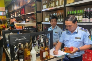 Cục Quản lý thị trường TP. Hồ Chí Minh mở đợt cao điểm chống hàng giả, gian lận thương mại