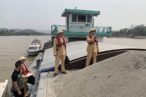 Phát hiện phương tiện chở cát không rõ nguồn gốc trên sông Thương