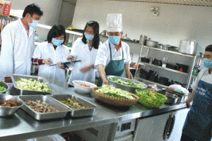 Xử phạt một cơ sở kinh doanh dịch vụ ăn uống vi phạm về lĩnh vực an toàn thực phẩm ở Đắk Nông