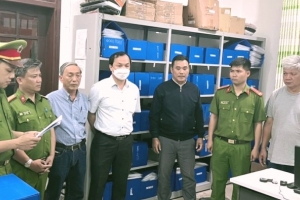 Khởi tố hai đăng kiểm viên giả mạo hồ sơ hoán cải tàu