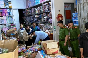 Quản lý thị trường Nghệ An tiêu hủy hơn 5.300 gói xúc xích, chân gà không rõ nguồn gốc