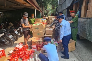 Lực lượng QLTT Nghệ An: Phát hiện gần 2.000 sản phẩm bánh kẹo, xúc xích không rõ nguồn gốc
