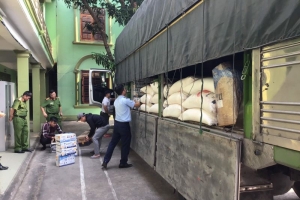 Tạm giữ gần 3 tấn đường cát và hàng nghìn chai bia, rượu, sữa nhập lậu