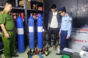Quảng Ninh: Tạm giữ 12.000 quả bóng và trên 100 bình khí NO2 dùng sản xuất bóng cười