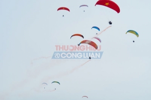 Hải Phòng khai mạc chương trình bay biểu diễn dù lượn có động cơ “Bay lên miền cửa biển” 2023