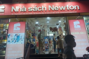 Nhà sách Newton bán hàng không tem nhãn phụ Tiếng Việt, không rõ nguồn gốc