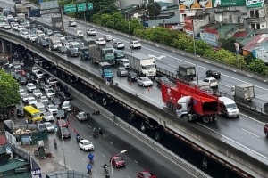 Người đi đường “thót tim” vì nhiều tảng bê tông từ Vành đai 3 rơi xuống