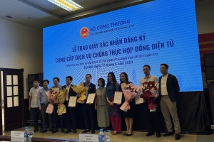 Trao Giấy xác nhận đăng ký cung cấp dịch vụ chứng thực hợp đồng điện tử cho các doanh nghiệp đủ điều kiện