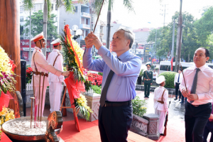 Đoàn đại biểu Trung ương và tỉnh Lạng Sơn dâng hương kỷ niệm 90 năm Ngày truyền thống Đảng bộ tỉnh