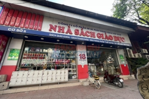 Bày bán hàng hoá nước ngoài không tem nhãn phụ Tiếng Việt theo quy định: Đại diện Nhà sách Giáo dục thừa nhận “chậm trễ” dán tem