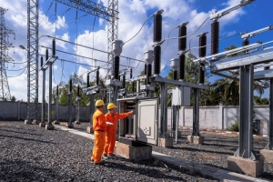 Gấp rút xây dựng đường dây 500kV mạch 3, truyền tải điện từ miền Trung, miền Nam ra miền Bắc.