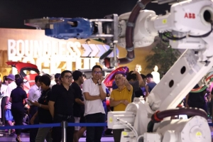  Khách Việt thích thú với cánh tay robot VinFast “nhún nhảy” theo nhạc