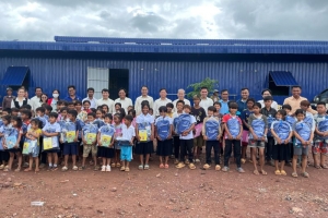 Chương trình “THACO trao yêu thương” cho con công nhân lao động người Campuchia
