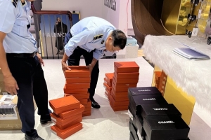 Khánh Hòa: Phát hiện cơ sở buôn bán hàng hóa có dấu hiệu giả mạo nhãn hiệu Chanel và Hermès