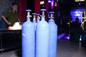 Hà Nội: Thu giữ 6 bình khí cười tại quán bar