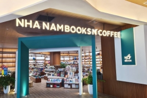 Nhà sách Nhã Nam bày bán nhiều hàng hóa nước ngoài không có tem nhãn phụ tiếng Việt