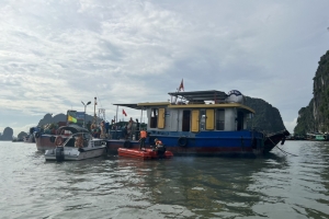 Quảng Ninh: Xử lý phương tiện neo đậu không đúng quy định ven bờ Vịnh Hạ Long