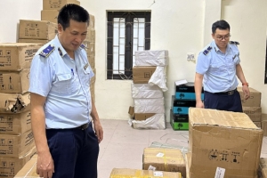 Phát hiện kho hàng mỹ phẩm, đồ gia dụng “khủng” nghi nhập lậu tại Hưng Yên