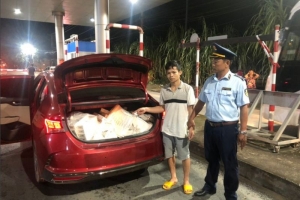 Chuyển giao vụ việc bắt giữ đối tượng vận chuyển 9.990 bao thuốc lá nhập lậu sang cơ quan CSĐT