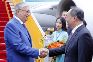 Tổng thống Cộng hòa Kazakhstan đến Hà Nội, bắt đầu thăm chính thức Việt Nam