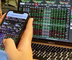 VN-Index kết phiên trong sắc xanh, cổ phiếu bán lẻ "lội ngược dòng"