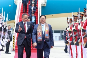 Thủ tướng tới Indonesia, bắt đầu chuyến công tác dự Hội nghị cấp cao ASEAN lần thứ 43