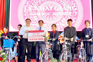 Agribank Lạng Sơn trao quà học sinh có hoàn cảnh khó khăn