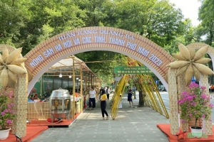 Hơn 2.000 sản phẩm nông sản, đặc sản vùng miền quy tụ ở phố đi bộ hồ Gươm