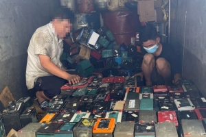 Đồng Nai: Bắt giữ xe tải chở hơn 400 bình ắc quy nghi là chất thải nguy hại