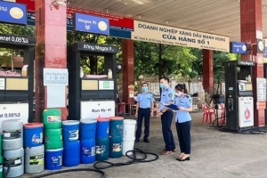 Xử phạt và tước giấy phép đối với 16 thương nhân phân phối xăng dầu