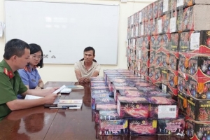 Nghệ An: Bắt đối tượng vận chuyển hơn 200 kg pháo nổ