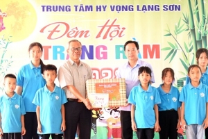 Lãnh đạo tỉnh Lạng Sơn thăm, tặng quà thiếu niên, nhi đồng dịp Tết Trung thu