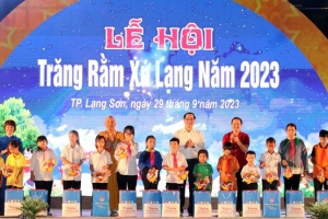 Lạng Sơn: Người dân nô nức tham gia Lễ hội Trăng rằm xứ Lạng năm 2023