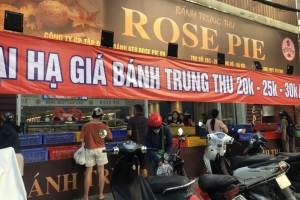 Hậu Trung thu, hàng loạt quầy bánh “ế” chật vật xả hàng