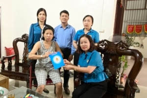 Liên đoàn Lao động tỉnh Thanh Hóa trao quà cho nữ lao động có hoàn cảnh đặc biệt khó khăn