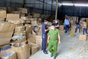 Phát hiện kho chứa hàng trăm nghìn sản phẩm thuốc lá điện tử nhập lậu