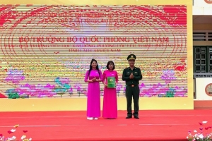 Bộ đội biên phòng Lào Cai trao tặng màn hình Led cho trường Tiểu học Kim Đồng