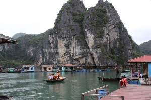 Cấm các phương tiện tàu, thuyền, đò gắn máy hoạt động trong khu vực làng chài Cửa Vạn