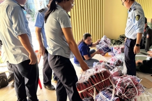 An Giang bắt giữ 2 xe ô tô vận chuyển nhiều loại hàng hóa không rõ nguồn gốc