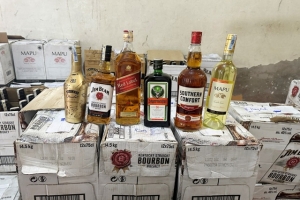 Thu giữ hơn 900 chai rượu có dấu hiệu nhập lậu