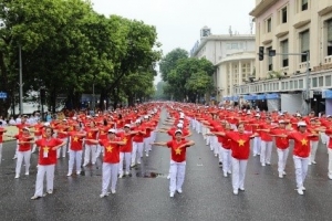 Hơn 2.000 người cao tuổi Hà Nội đồng diễn thể dục dưỡng sinh