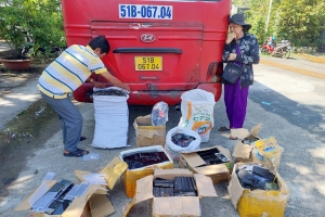 An Giang phát hiện xe ô tô vận chuyển nhiều thiết bị điện thoại di động không rõ nguồn gốc